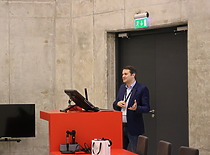 Konferencijos pranešėjas skaito pranešimą Konferencijos pranešėjas skaito pranešimą