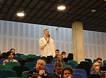 Klausytojai klausosi pranešimo Klausytojai klausosi pranešimo