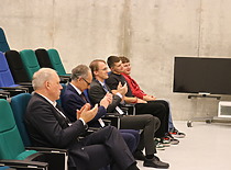 Klausytojai klausosi pranešimo Klausytojai klausosi pranešimo
