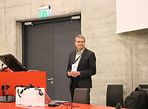 Konferencijos pranešėjas skaito pranešimą Konferencijos pranešėjas skaito pranešimą