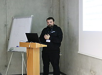 Konferencijos pranešėjas skaito pranešimą Konferencijos pranešėjas skaito pranešimą
