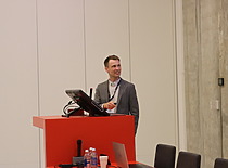 Konferencijos pranešėjas skaito pranešimą 7 Konferencijos pranešėjas skaito pranešimą 7